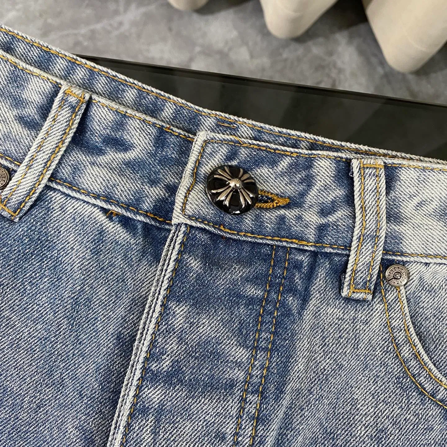 P310 Ch rare co-branded top item Chrome hearts new Chrome heart patchwork patchwork cross stitching micro-flare jeans Top-notch configuration, details are invincible! ! Cleanfit has become very popular in the past two years, and Kroxin’s consistent style is particularly high-end! ! Imported Japanese woven fabric ready-made clothes, genuine leather Crocodile leather labels and waist cloth leather tags are sewn on. The overall process is very cumbersome. The buttons on the trousers fly, rivets, back pockets, and metal decorative plates are all custom-made from molds. After they are finished, they are distressed to create a very effective effect. It has a vintage taste, and has been used by all kinds of big-name European and American celebrities. Kenijima’s cleanfit style has become popular all over the world. Top-grade hardware, pay attention to my detailed photos, the buttons are all detachable, and they are made of 925 engraved silver! ! Match as you like, suitable for both men and women ✔️✔️ Color: blue Size: 28—36